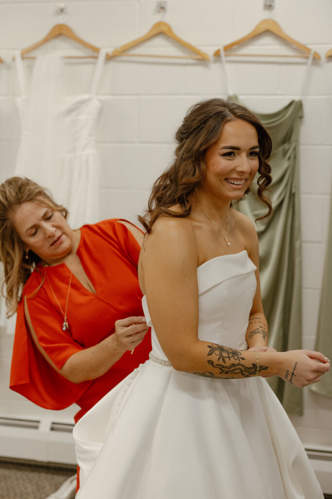 Bride getting ready at Oak Glen Golf Course wedding in Stillwater MN